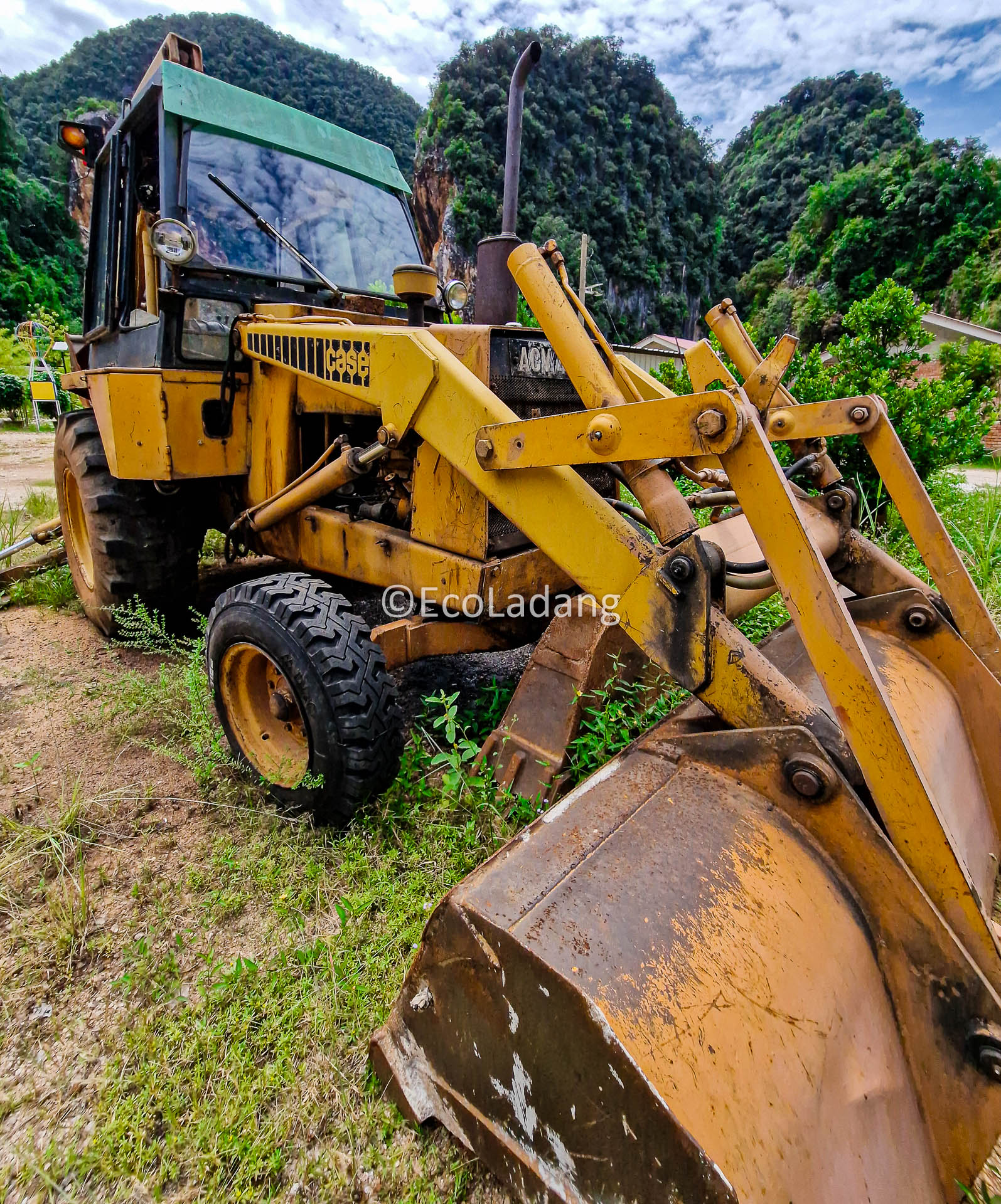 Oct 10 2025 1203 30 - Backhoe -Ecoladang - SM-S908B